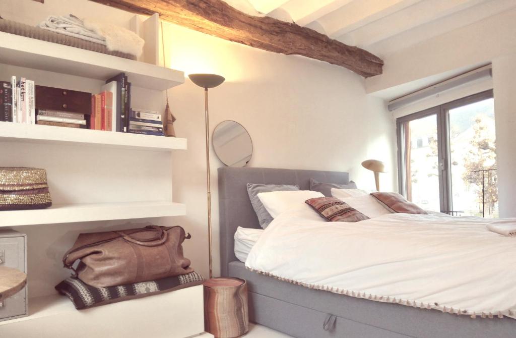 ein Schlafzimmer mit einem Bett und einem Fenster in der Unterkunft Smiling Fox Room in Löwen