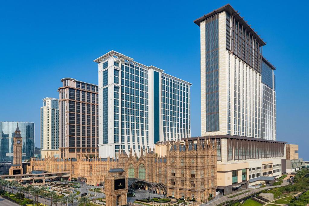 um grupo de edifícios altos em uma cidade em Sheraton Grand Macao em Macau