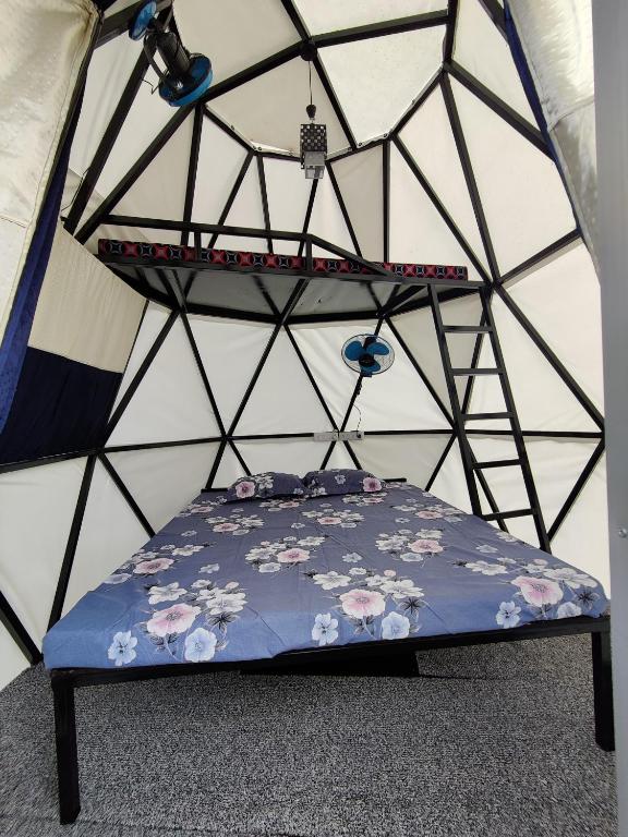 Postel nebo postele na pokoji v ubytování Croft Yelagiri - glamping stay