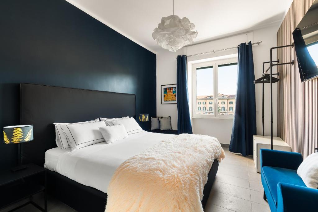 a bedroom with a large white bed and a window at Cozy apartment Gianicolense 3bdr in Rome