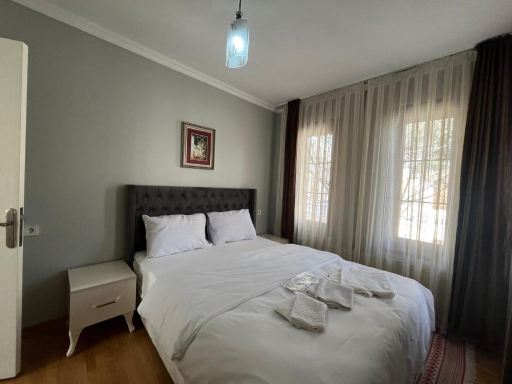 1 dormitorio con 1 cama con sábanas blancas y ventana en Gulhane Hotel Old City, en Estambul