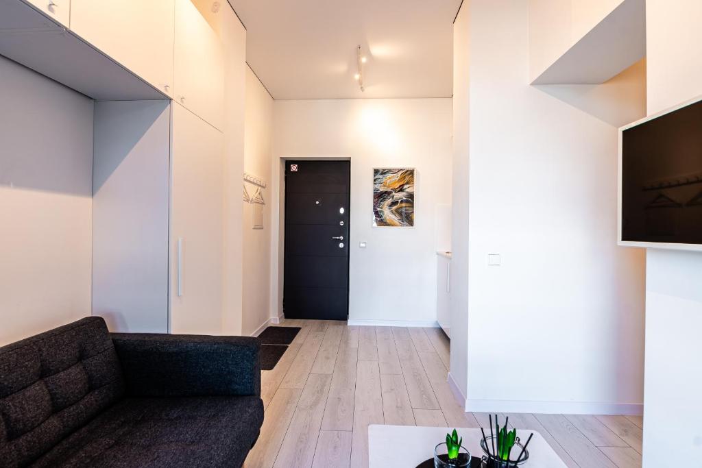 un soggiorno con un divano e una TV di Kaunas apartments near Bus station a Kaunas