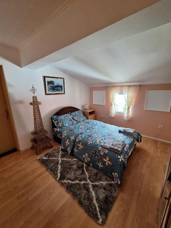 普卢日内Apartment DUCA的卧室里有一张床，床铺是蓝色的