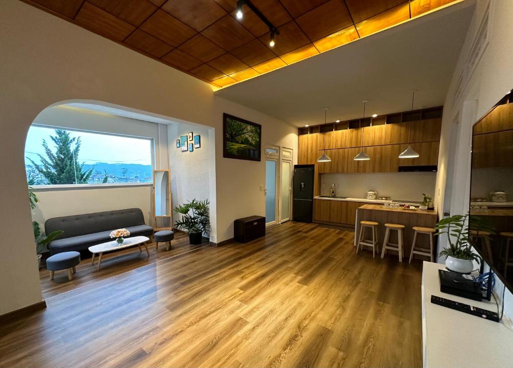 a large living room with a couch and a kitchen at La Mer House Đà Lạt in Ấp Ða Lợi