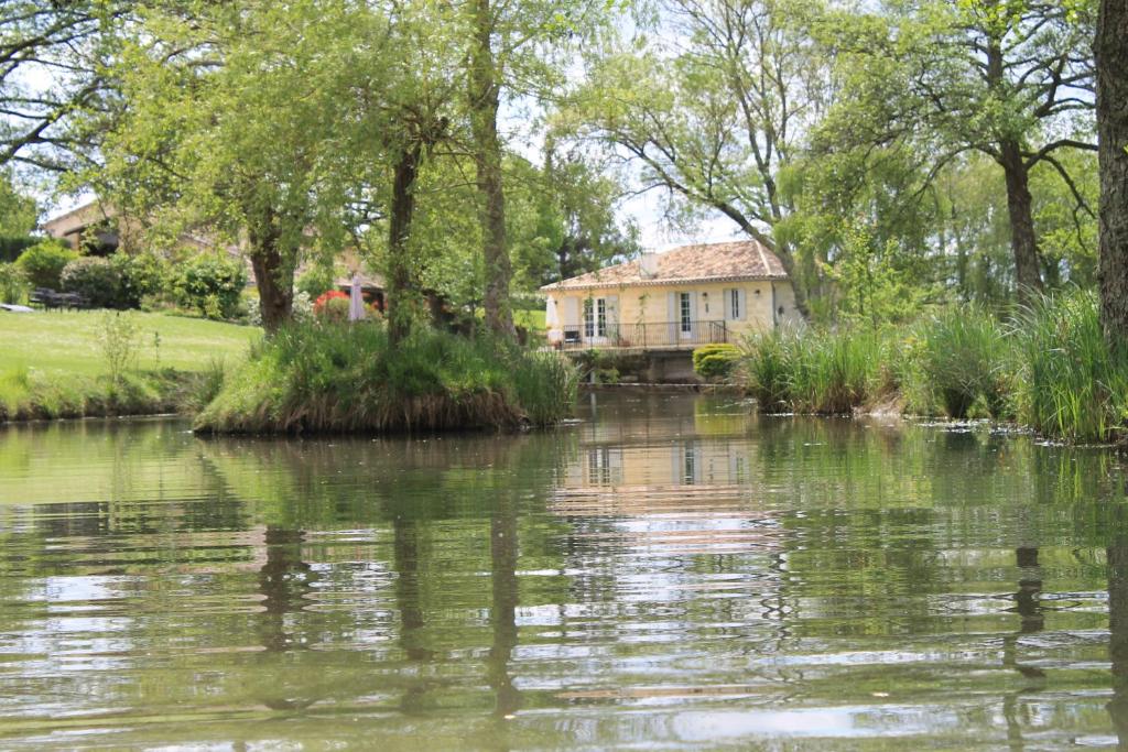 una casa en medio de un río en Moulin Notre Dame, en Saint-Genès-de-Castillon