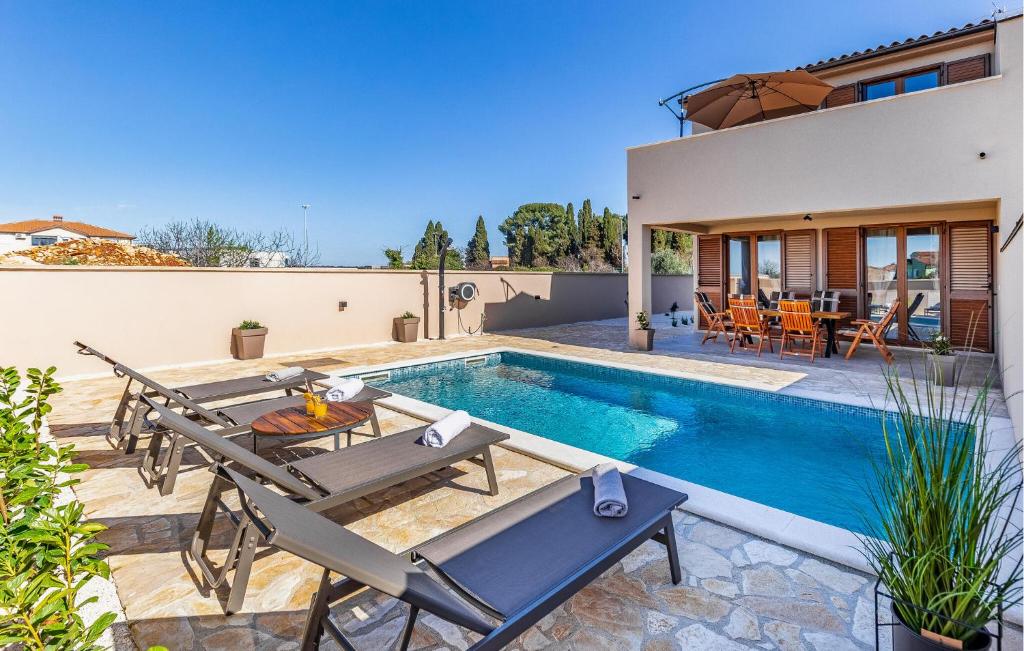 a villa with a swimming pool and a house at Gorgeous Home In Vodnjan With Wifi in Vodnjan