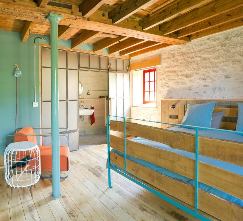 Évran的住宿－Le Moulin du Mottay，一间卧室配有双层床