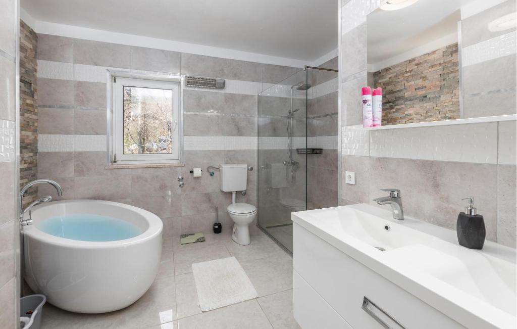 Kúpeľňa v ubytovaní Nice Apartment In Rijeka