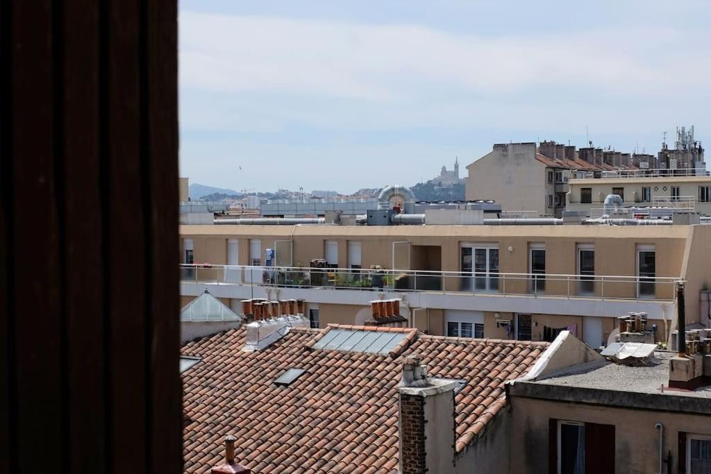 a view of the roofs of buildings in a city at Le Cavaignac -2 chambres proche de Saint Charles in Marseille