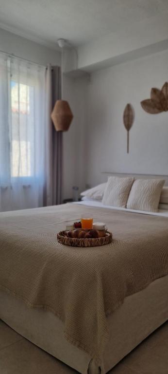 een bed met een dienblad met eten erop bij Casa Brì Boutique Rooms in Santa Teresa Gallura