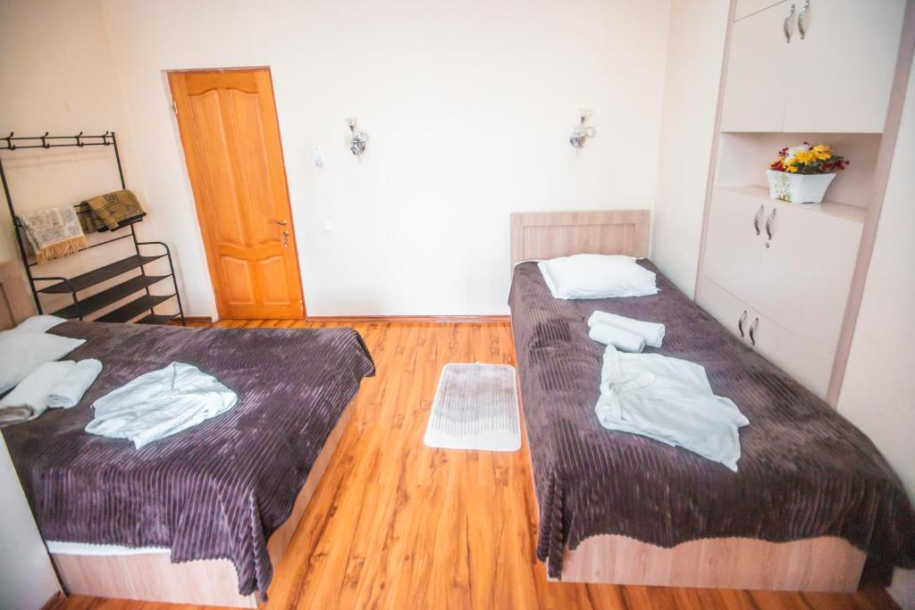 Postel nebo postele na pokoji v ubytování HOTEL caravan palace