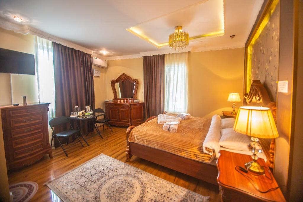 Postel nebo postele na pokoji v ubytování HOTEL caravan palace
