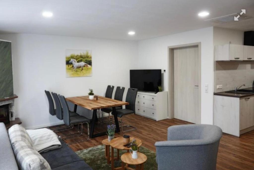 ein Wohnzimmer mit Sofa und Tisch in der Unterkunft Ferienwohnungen zum Dubener Kuckuck in Luckau