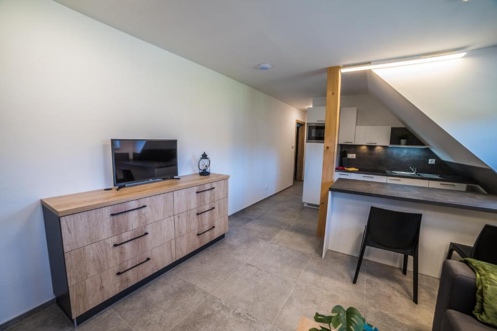 Kuchyň nebo kuchyňský kout v ubytování APARTMÁNY ATHEL KVILDA