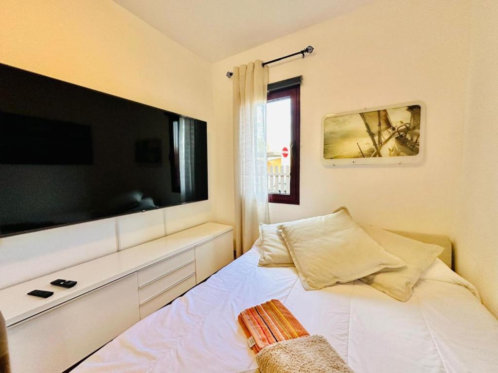 TV a/nebo společenská místnost v ubytování MAISON SAJARELLE