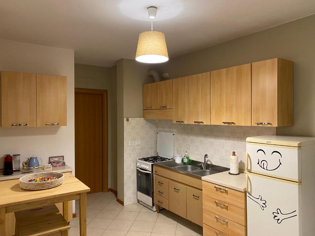 Kuchyň nebo kuchyňský kout v ubytování Grazioso monolocale a Pomezia