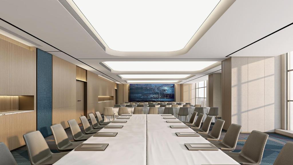 a conference room with a long table and chairs at Holiday Inn Express Shantou Chenghai in Shantou