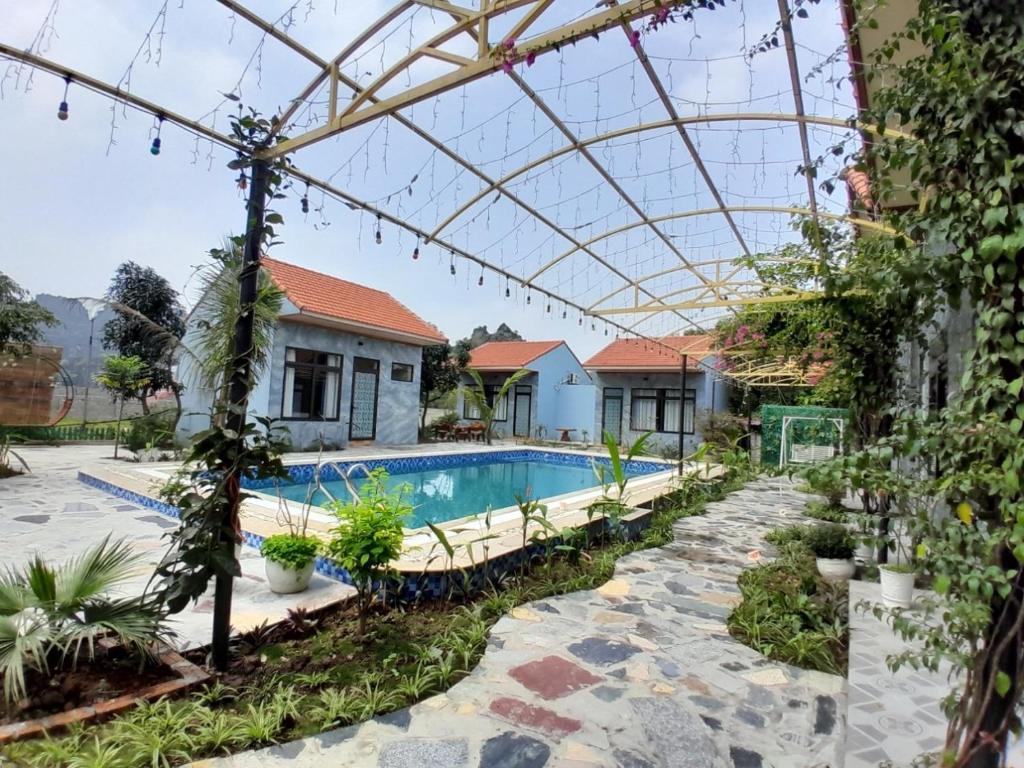 una piscina en una casa con pérgola en Hang Mua Sunset Homestay, en Ninh Binh