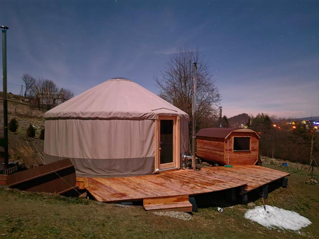 a yurt sitting on a pallet in a field at Owcza Jurta in Dursztyn