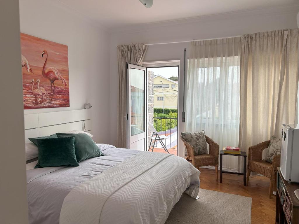 1 dormitorio con 1 cama grande y balcón en MAR VERDE - Parede-Cascais, en Parede