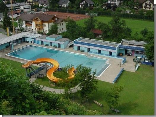 vista aerea su una piscina con scivolo di Ferien am Bischofsberg - Edlbach 31 a Windischgarsten