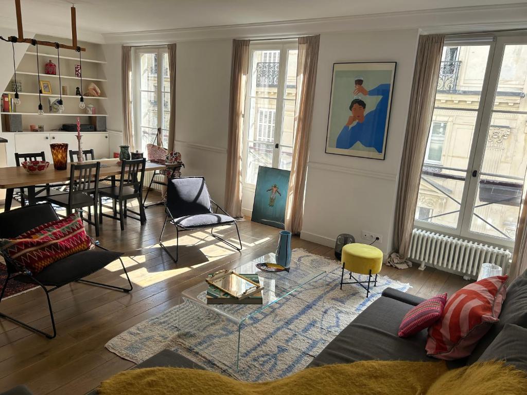 un salon avec un canapé et une table dans l'établissement South Pigalle - 2 bedrooms luxury flat, à Paris