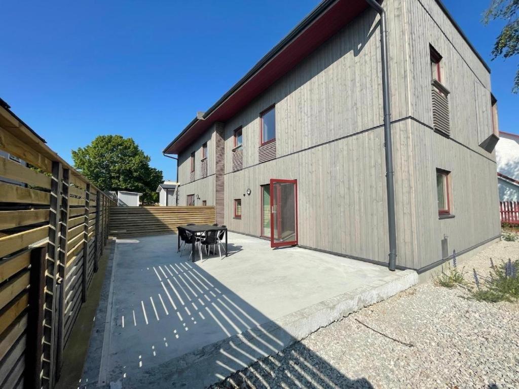 a large building with a red door and a table at Lägenheter Vallersgatan in Visby
