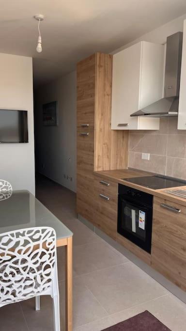 Kuchyň nebo kuchyňský kout v ubytování Marsaxlokk 3 Bedroom Penthouse
