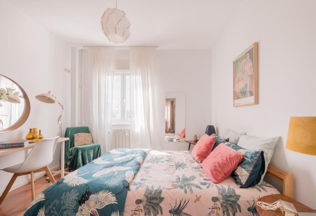 a bedroom with a bed and a desk at Sunlit cosy haven a spacious treasure to be discovered in Madrid