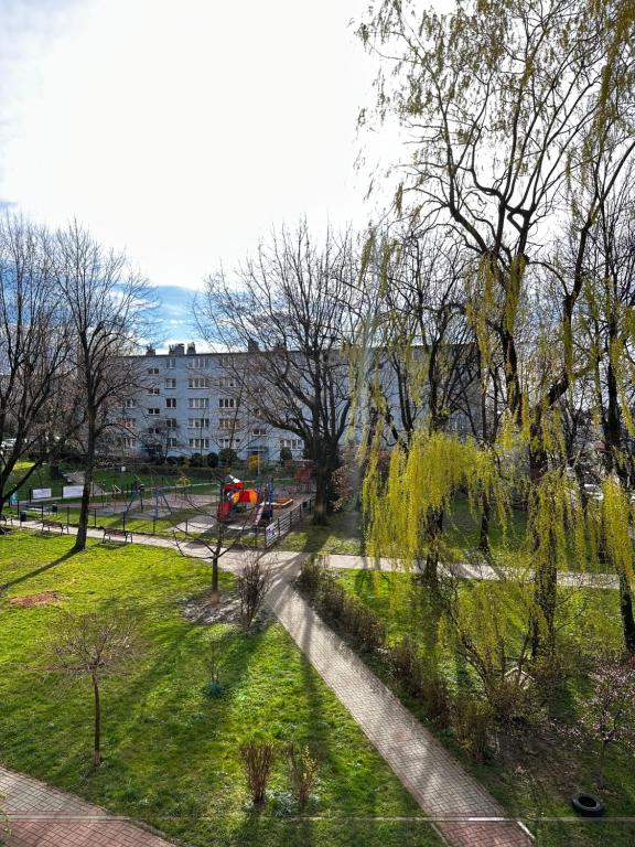 uma vista para um parque com árvores e um edifício em Przytulna Kawalerka z obiadem w cenie em Bielsko-Biala