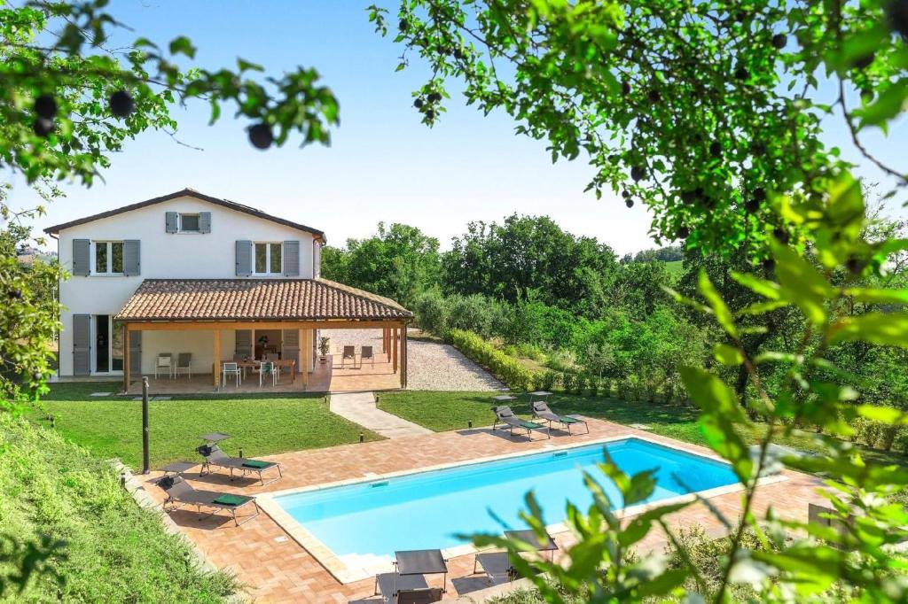 - Vistas al exterior de una casa con piscina en Villa Il Sole Marcheholiday, en SantʼAngelo in Pontano