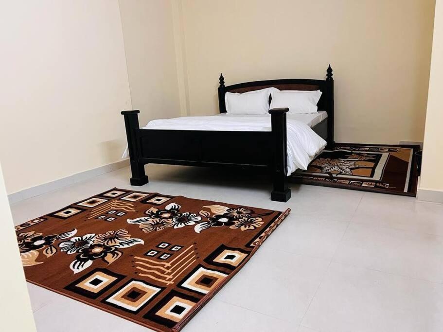- une chambre avec un lit et un tapis au sol dans l'établissement Virasat Holiday Home Jodhpur 5 BHK, à Jodhpur