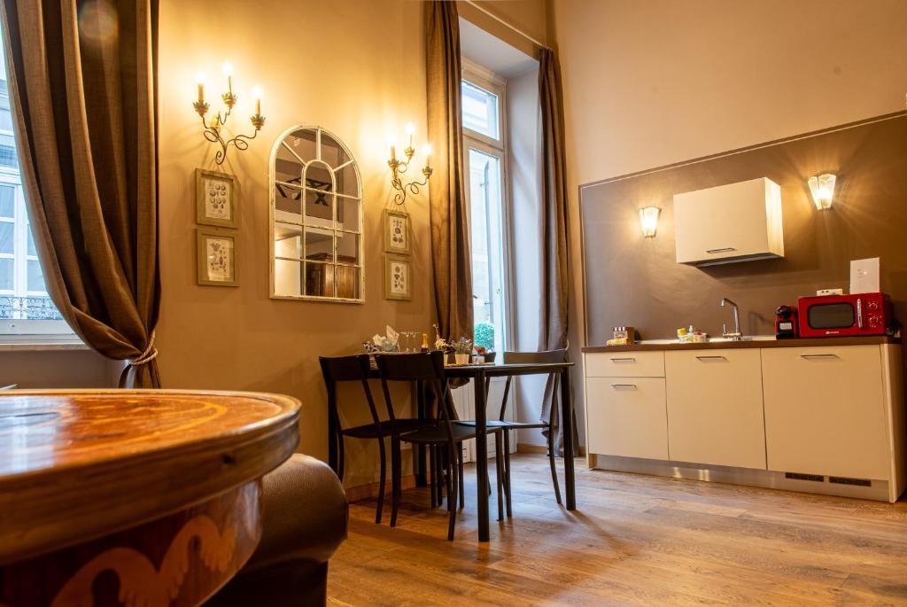 une cuisine avec une table et une salle à manger dans l'établissement Atriums Apartment Quovis Domus, à Turin