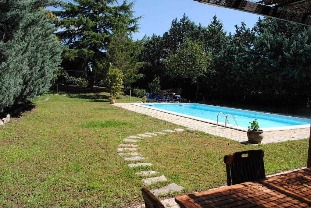 uma piscina num quintal ao lado de uma piscina ao lado de uma piscina ao ar livre em VILLA MOLINI em Magione