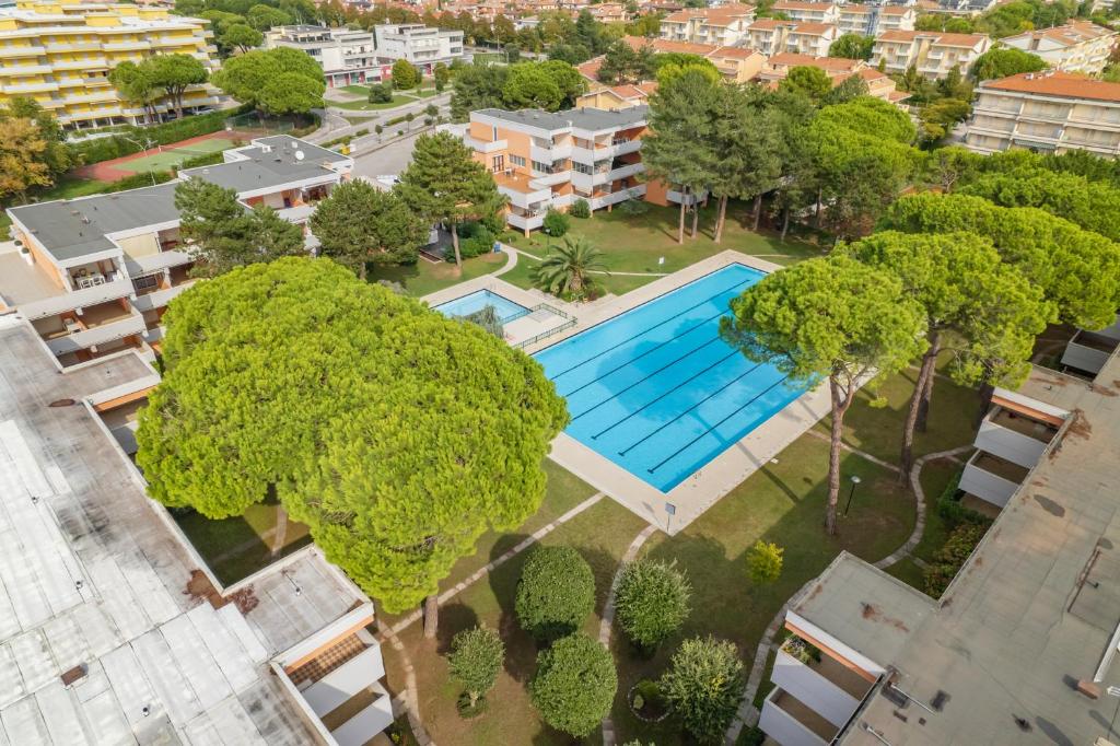 uma vista superior de uma piscina com árvores e edifícios em SOLARIUM em Bibione