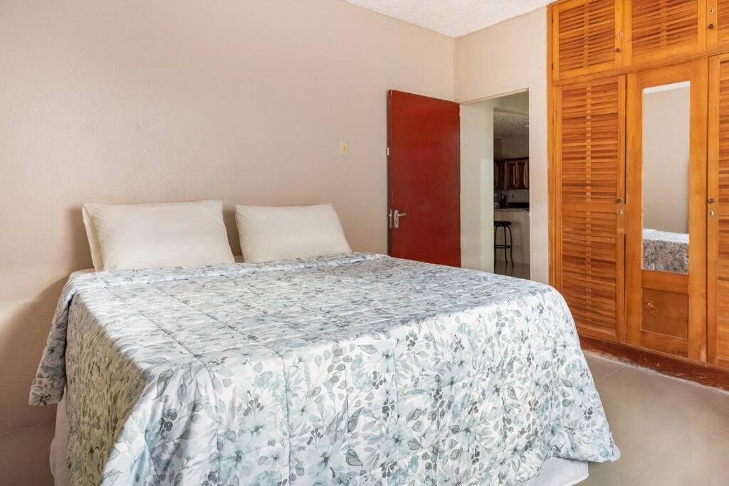 Postel nebo postele na pokoji v ubytování Fully AC 2BR, 5 mins from Ian Fleming Int Airport
