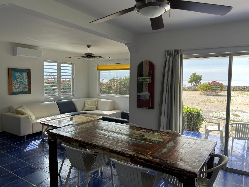 Marazul Dive Resort. 3 Bedroom Seafront House. Dive, Snorkel, enjoy