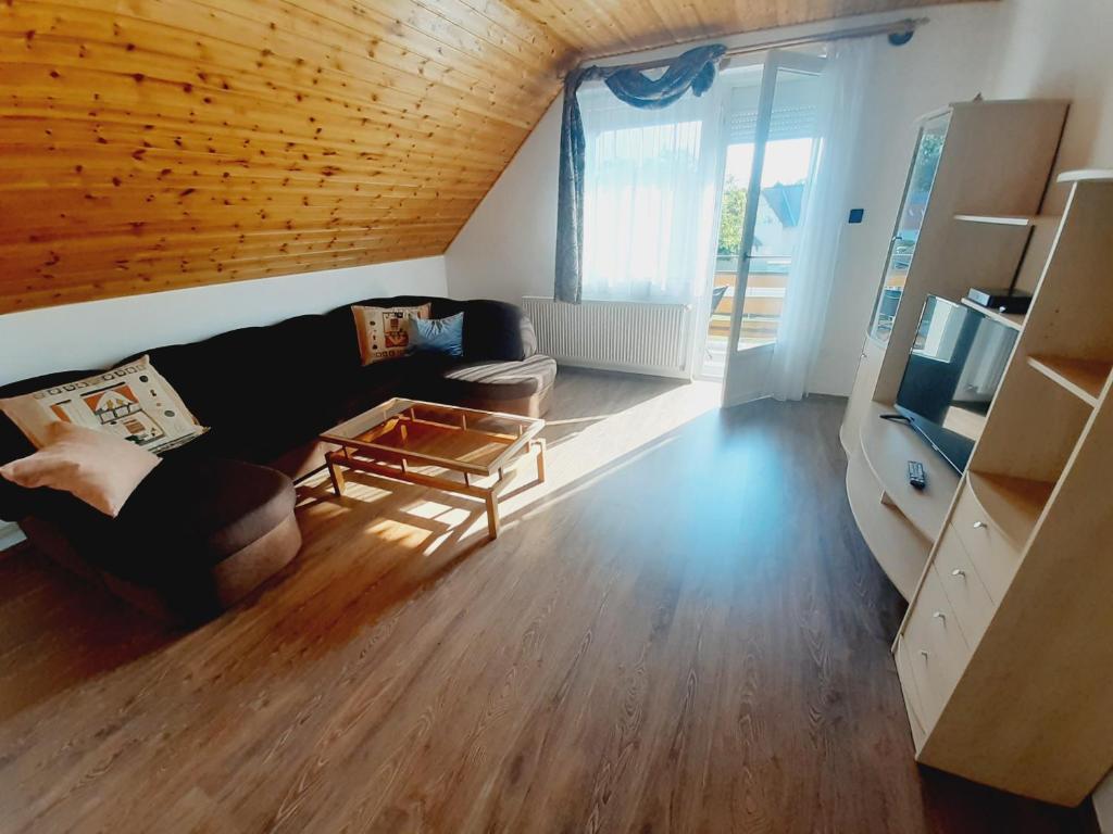 Posedenie v ubytovaní Estike nyaraló merevfalú kerti medencével