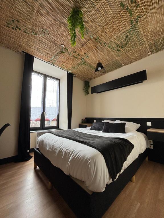 Postel nebo postele na pokoji v ubytování Hôtel de la Gare Sévérac