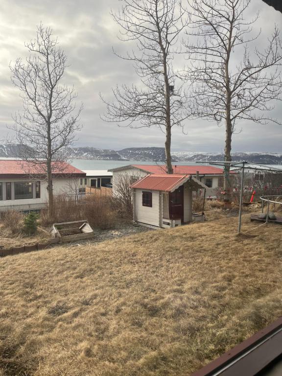 Aussicht aus einem Fenster eines Hauses in der Unterkunft Sigtún 4 in Patreksfjörður