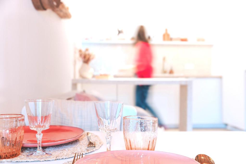 uma mesa com copos e um prato sobre ela em demimaisons em Esneux
