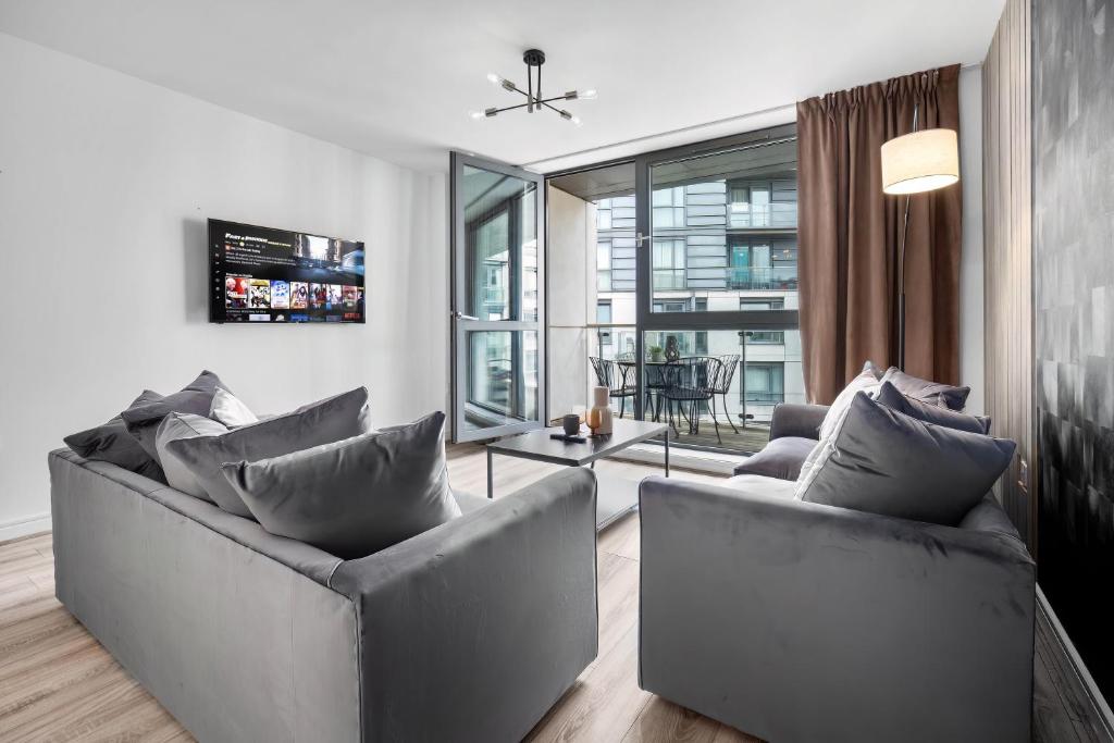 Sala de estar con 2 sofás grises y mesa en Luxury City Centre 2 Bedroom Apartment - Secure Parking - Balcony - Top Rated - 377P en Birmingham