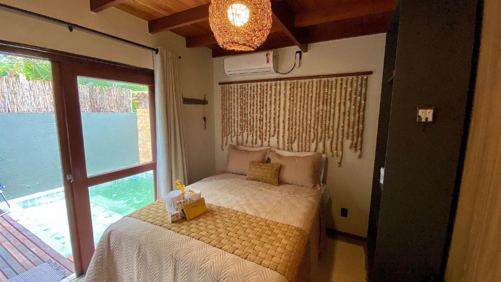 une petite chambre avec un lit et une fenêtre dans l'établissement Bangalô com Piscina Privativa, à Porto de Pedras