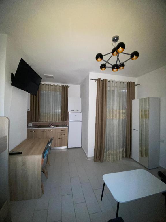 eine Küche mit einem Tisch und einem Esszimmer in der Unterkunft Your beach house holidays with all utilities in Shëngjin