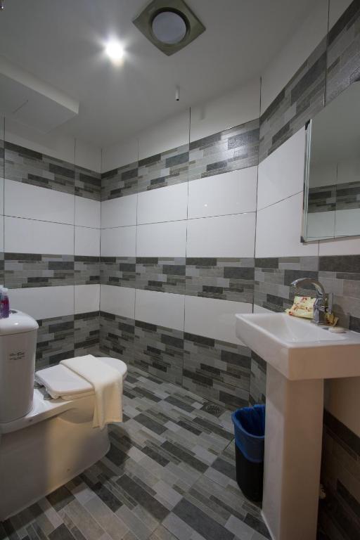 Koupelna v ubytování JS Hotel