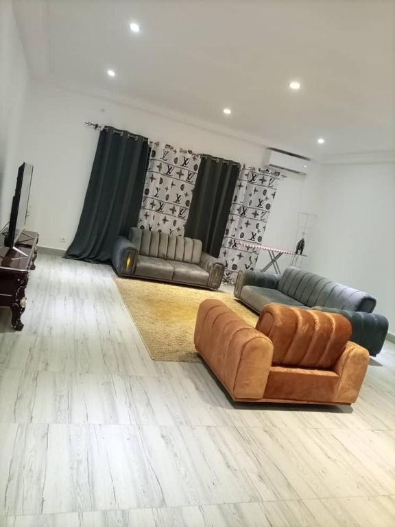 a living room with couches and a dance floor at Appartement MBAYE in Pointe-Noire