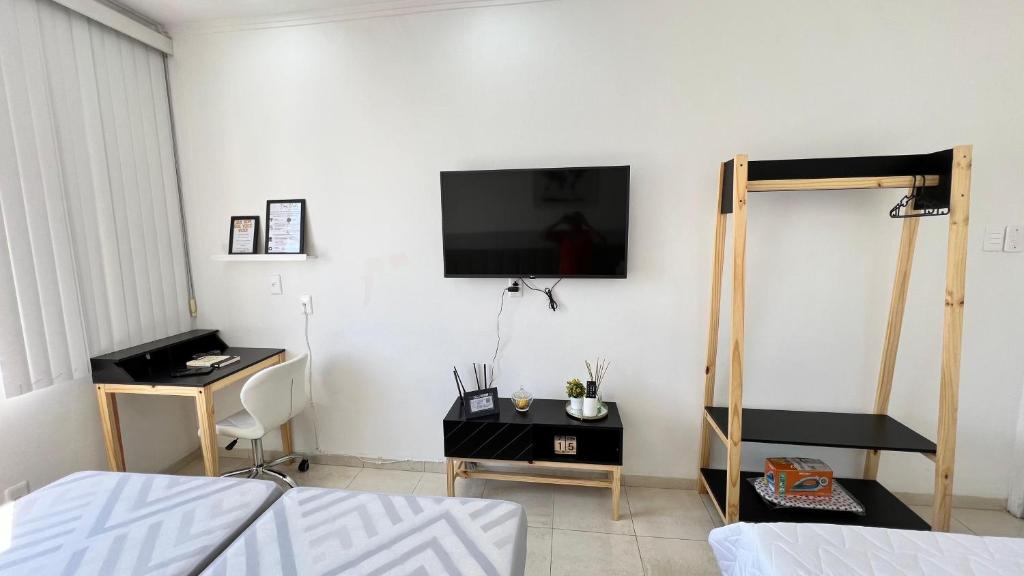 Uma TV ou centro de entretenimento em Home Rio