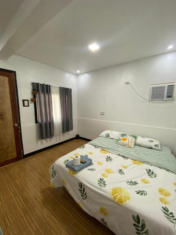 เตียงในห้องที่ TopBudz Hostel Panagsama Moalboal Couple
