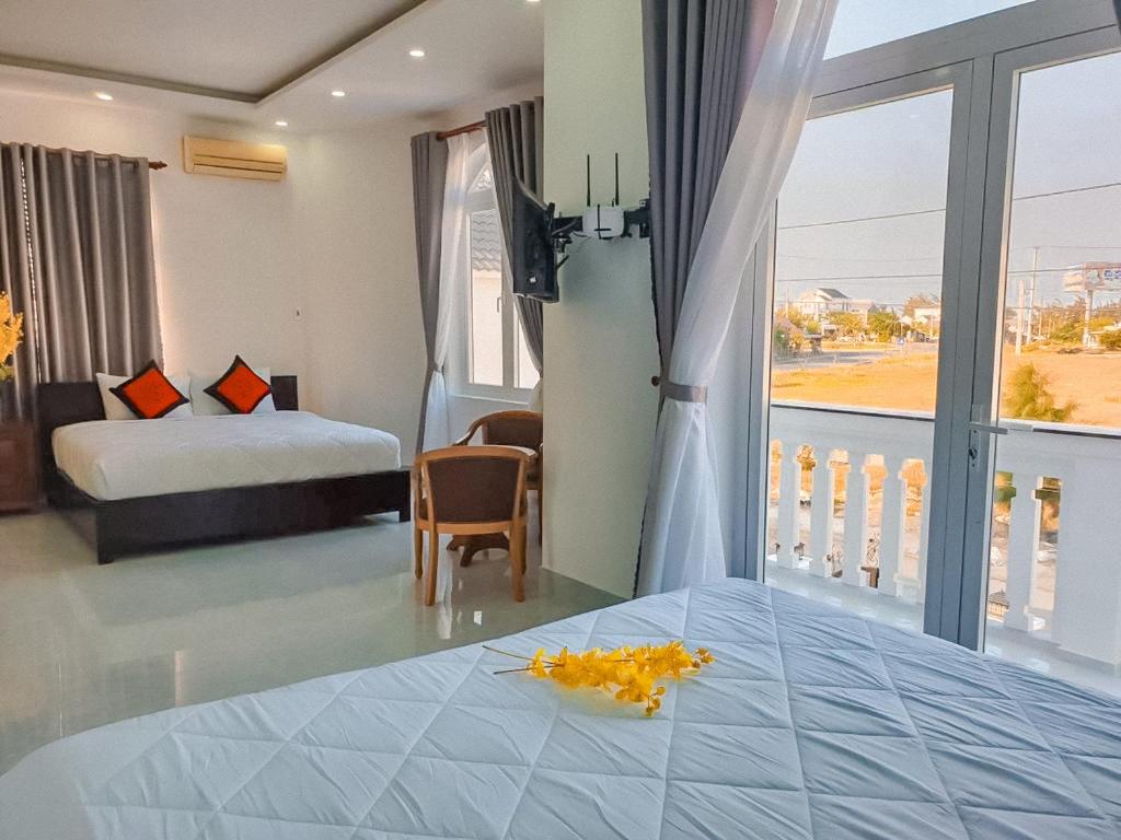 een hotelkamer met een bed en een balkon bij Blue Fish Villa in Tân Thành (1)