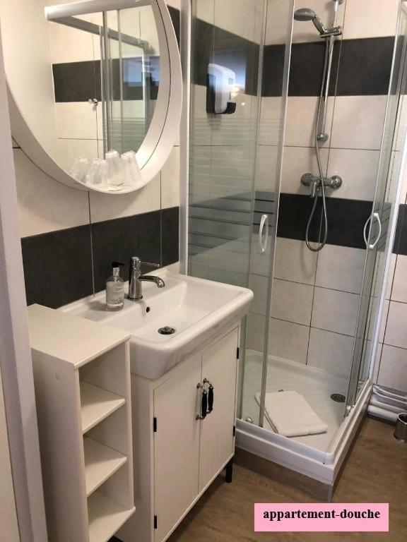 Koupelna v ubytování Hôtel Le Clos Badan